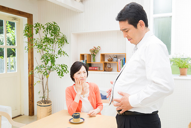 腹囲の大きさに悩む男性