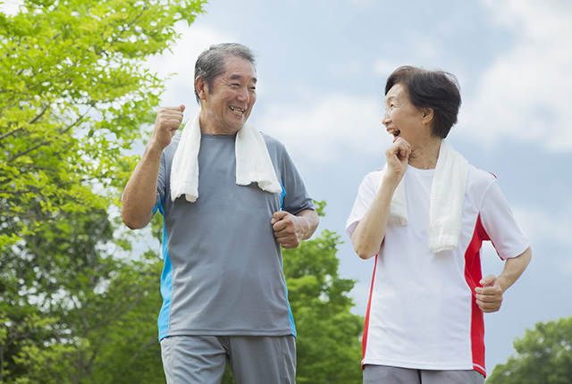 運動する男女