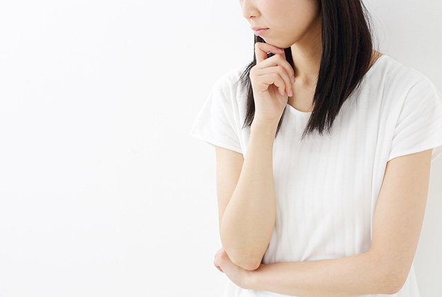 悩む女性