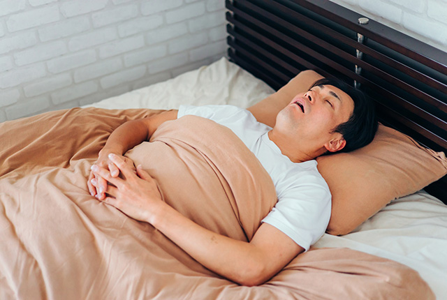 眠る男性